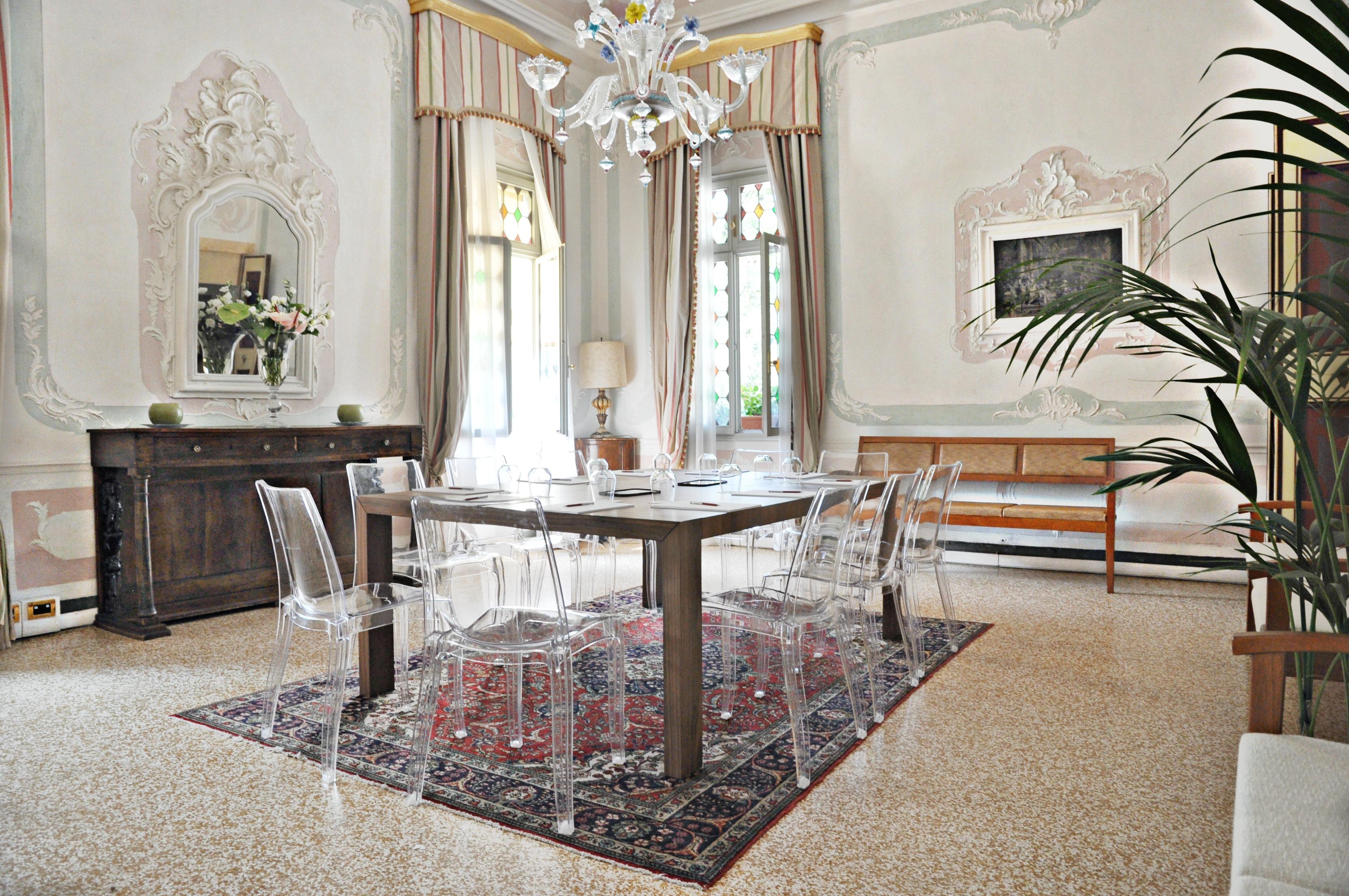 肯杜梅别墅酒店 莫利亚诺威尼托 外观 照片 A dining room with a carpet