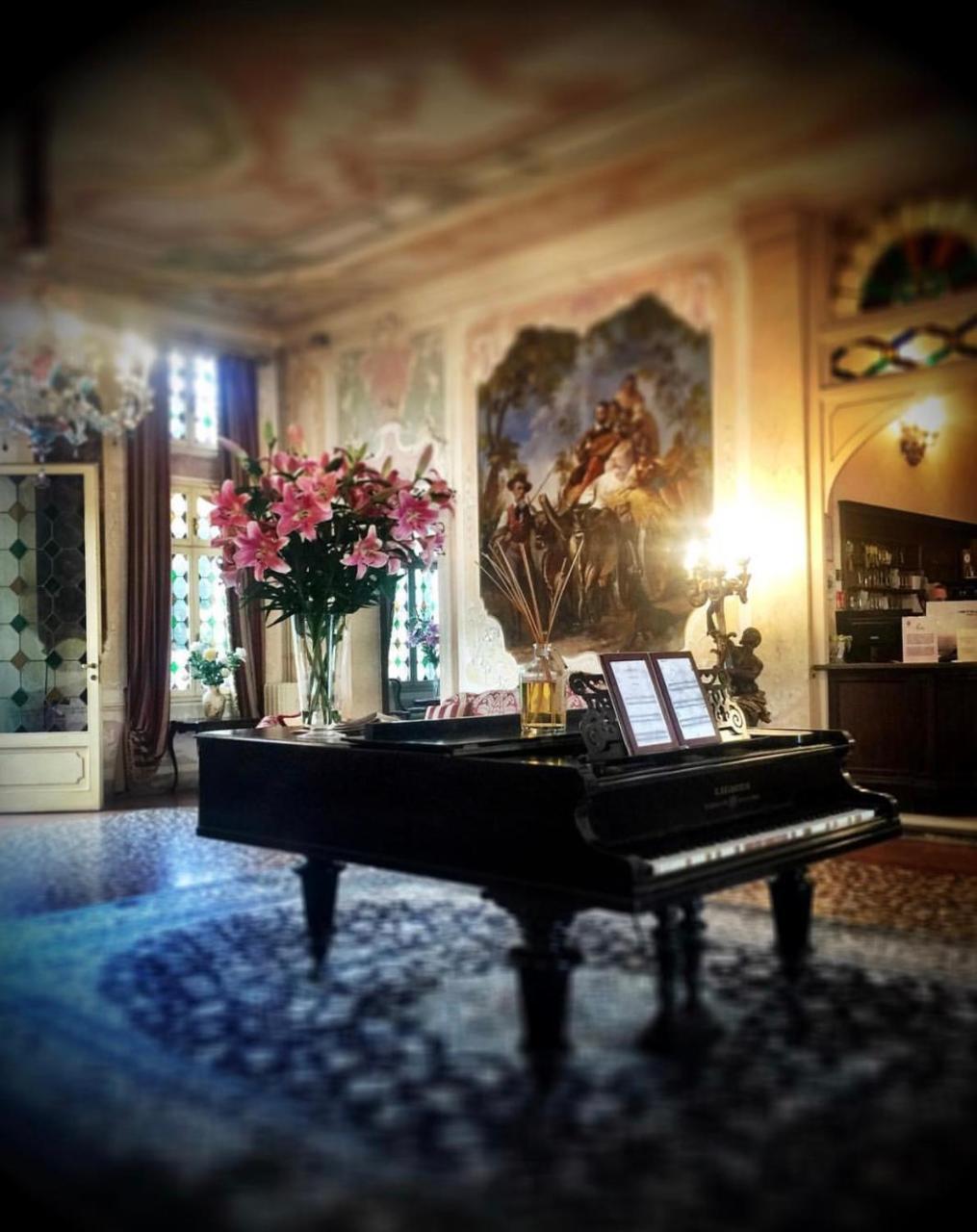 肯杜梅别墅酒店 莫利亚诺威尼托 外观 照片 The piano in the living room of the house